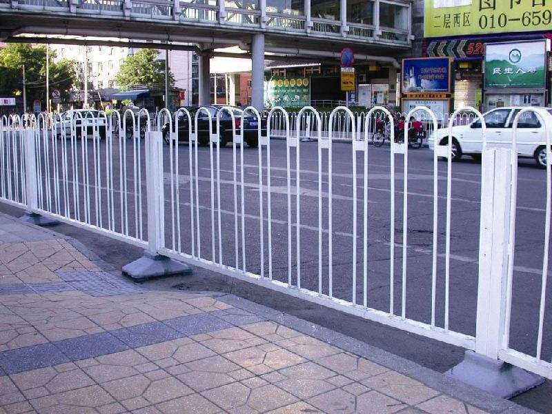 優(yōu)質(zhì)高速護(hù)欄立柱